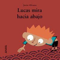 LUCAS MIRA HACIA BAJO